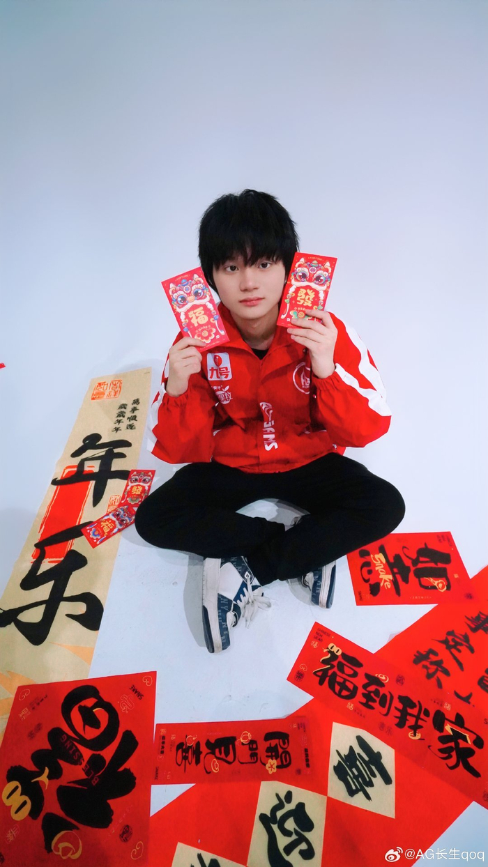 主教练正在热身？IG选手无法出战，教练super替补