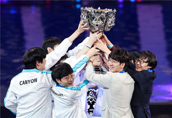 【美图特别版】LGD夺得AniMajor冠军，粉色的雨你喜欢吗？