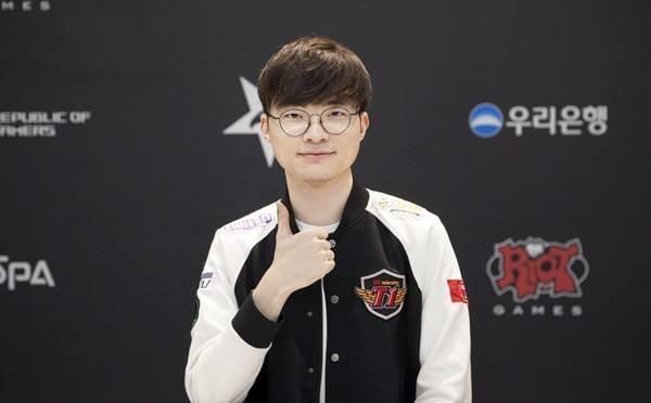 LPL 明天的首发阵容： Peyz 的第一场 LPL 比赛！ Ale 和 Ultra Prime 中单选手 Saber 将进行单挑