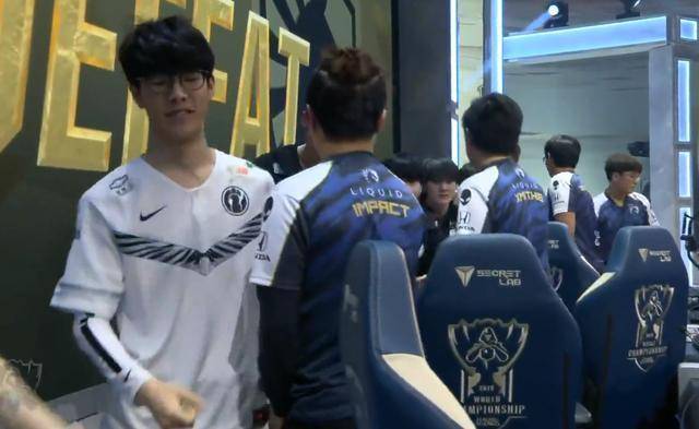 路上的石头：我是那个人的粉丝（ TheShy ），在这两年的合作中我对他非常好。