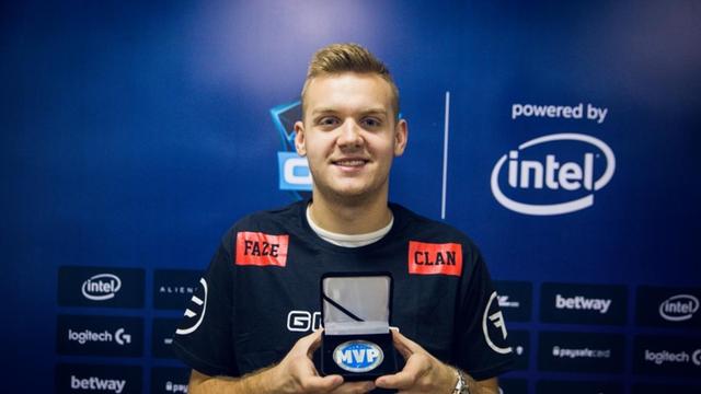 解说预测冒泡赛最终日JDGvsWBG赛果：仅王记得、鼓鼓认为JDG获胜