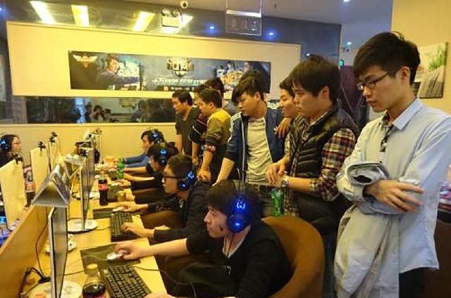 RED Canids 做出惊人举动 - hardzao 被送到替补席