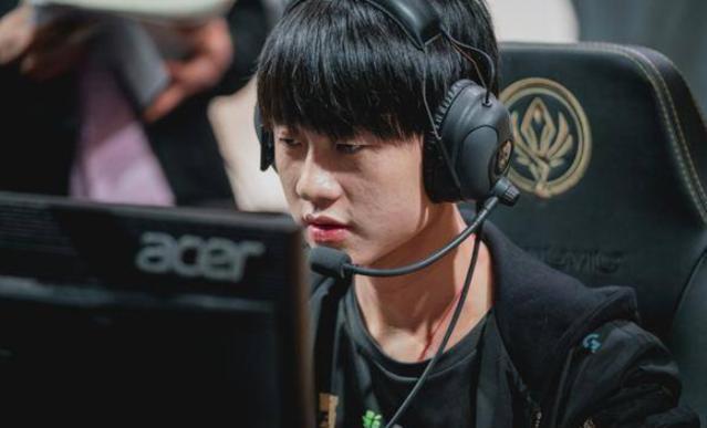 AD上路！ Kiin Vayne是纯粹的，给 Zeus Aatrox一个击杀 Ruler 的机会， Hanwha Life Esports 获得比赛点